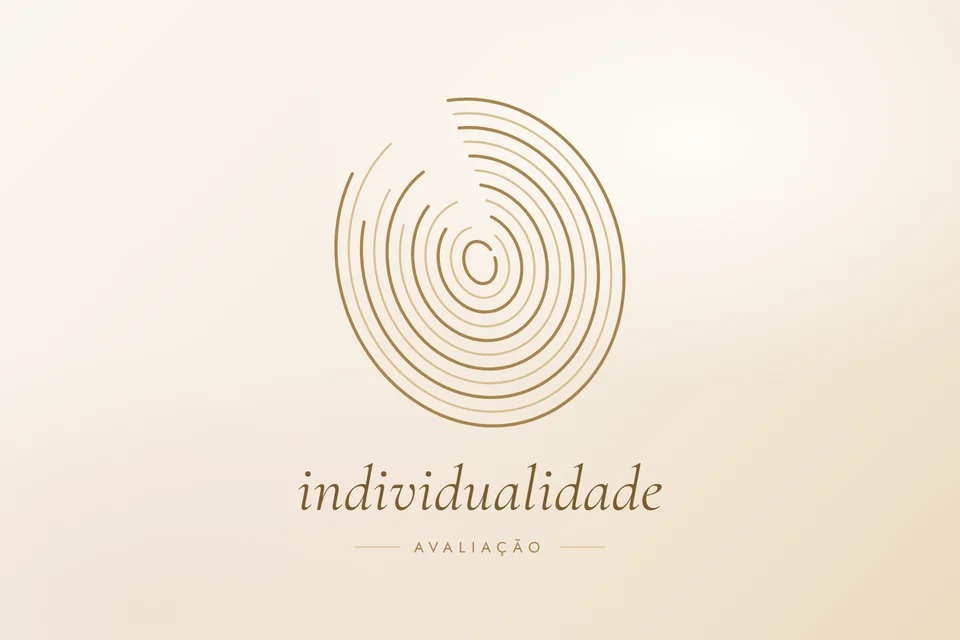 Ilustração em traço dourado de linhas que lembram uma impressão digital, com a palavra individualidade